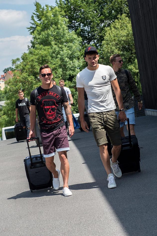 Daniel Holzer (vlevo) a Patrizio Stronati přicházejí na sraz reprezentace do 21 let před nadcházejícím ME v Polsku.
