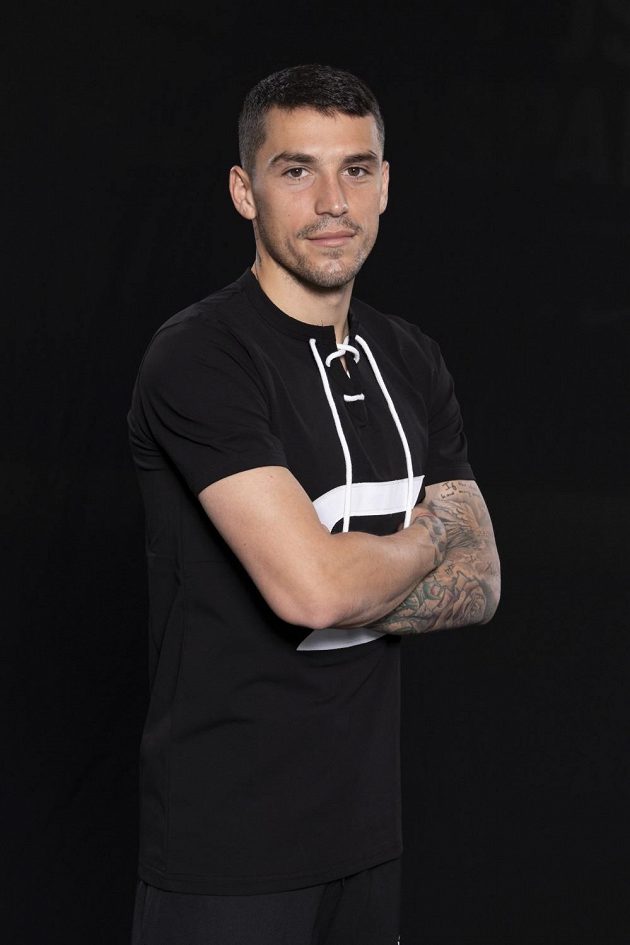 Nicolae Stanciu v černém retro dresu.