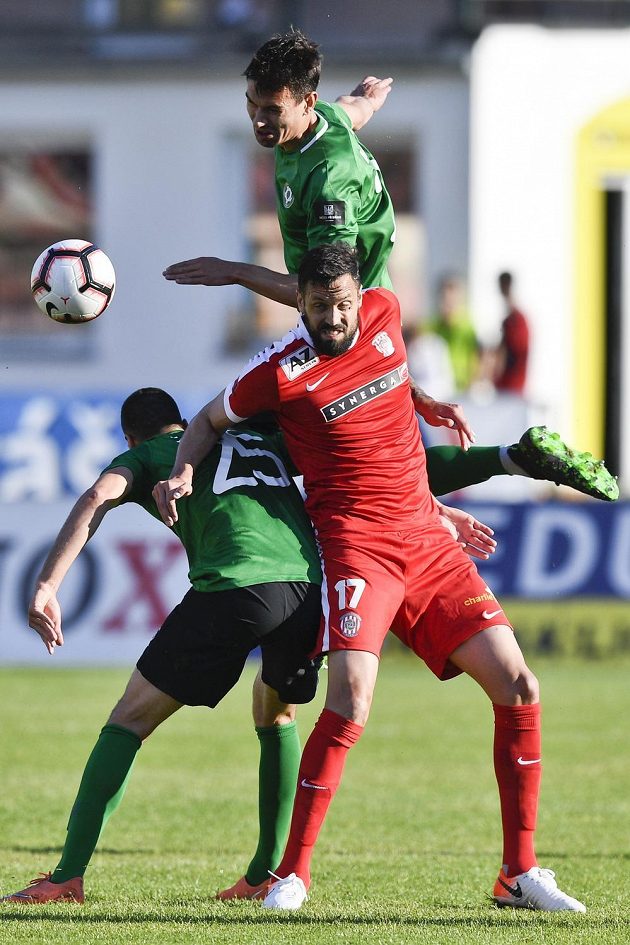 Karel Soldát a Marek Kodr z 1. FK Příbram a Lukáš Magera ze Zbrojovky Brno ve vzdušném souboji během odvety baráže o účast v první fotbalové lize.