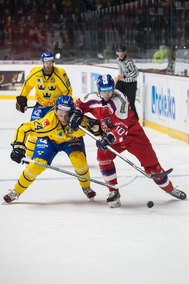 Útočník Roman Červenka a švédský obránce Eric Martinsson v souboji během utkání Euro Hockey Tour ve Znojmě.