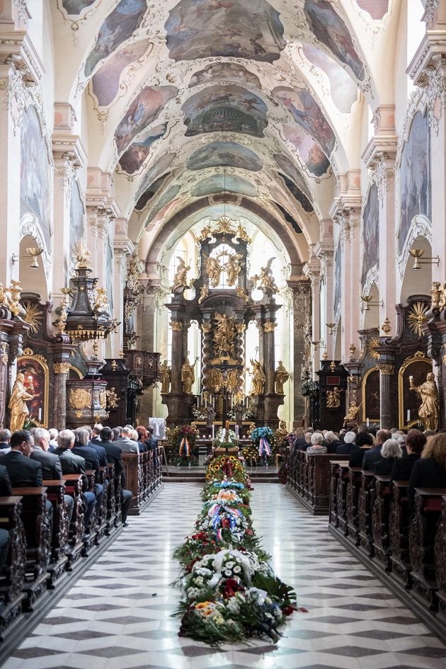 Smuteční obřad v Bazilice Nanebevzetí Panny Marie.