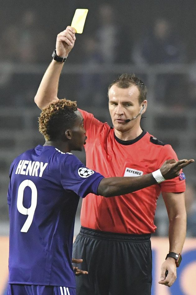 Český rozhodčí Pavel Královec tasil žlutou kartu v utkání Ligy mistrů mezi Anderlechtem a PSG. Potrestán byl Henry Onyekuru z belgického celku