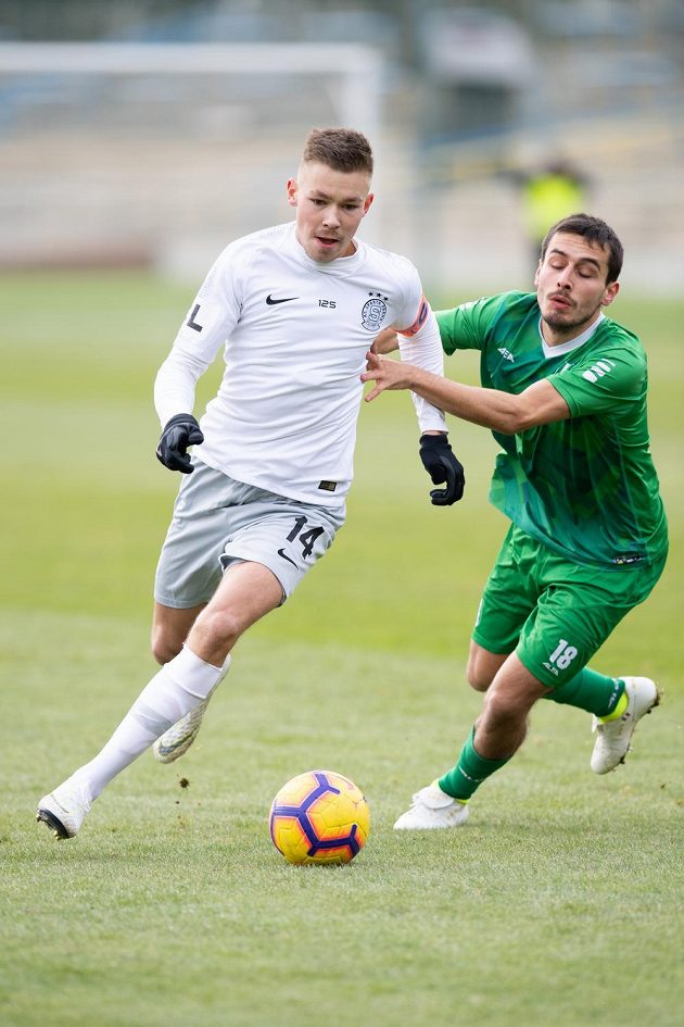 Dominik Plechatý ze Sparty Praha a Maione Carlo z Vltavínu během přípravného utkání v tréninkovém centru na Strahově.