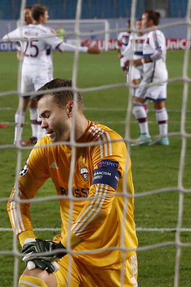 Fotbalisté Bayernu se radují, v popředí smutný moskevský brankář Igor Akinfejev, jehož právě překonal z penalty Thomas Müller.