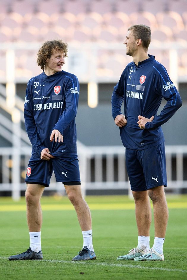 Alex Král (vlevo) a Tomáš Souček během tréninku fotbalové reprezentace před zápasy s Anglií a Severním Irskem.