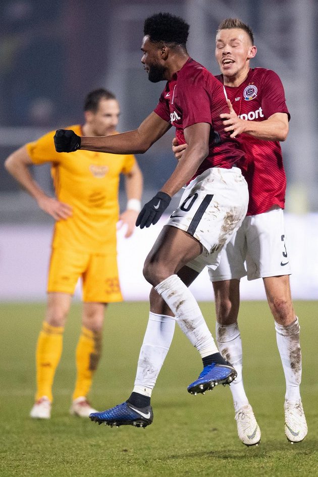 Fotbalisté Sparty Benjamin Tetteh a Dominik Plechatý oslavují gól na 3:2 během utkání na Dukle.
