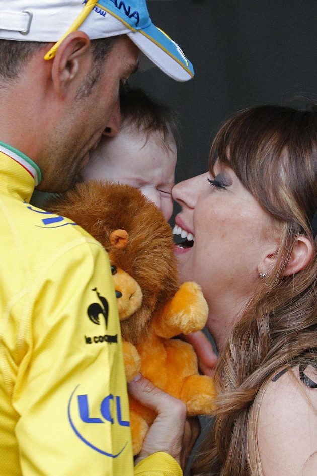 Rodinná radost. Vicenzo Nibali se raduje z dcerkou Emmou a manželkou Rachele z vítězství v Tour de France 2014.