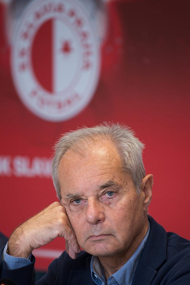 Nový prezident a spolumajitel fotbalové Slavie Praha Jiří Šimáně během tiskové konference.