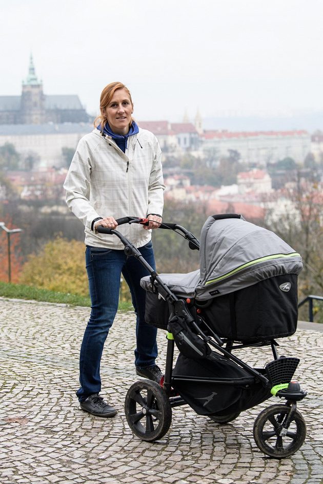 Miroslava Topinková Knapková s kočárkem během představení čepice z olympijské kolekce pro ZOH 2018.