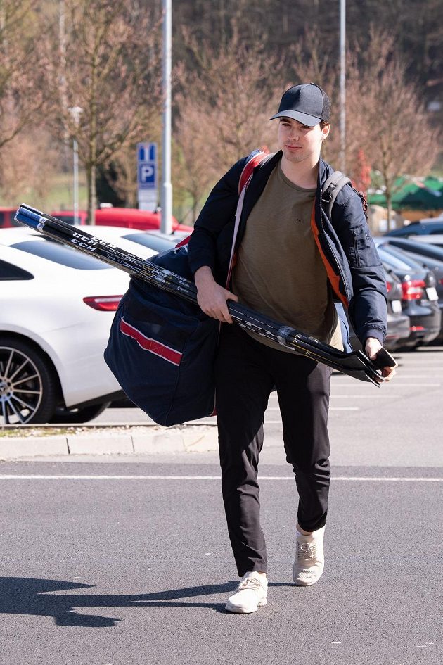 Filip Chytil přichází na sraz hokejové reprezentace před přípravnými zápasy s Německem.