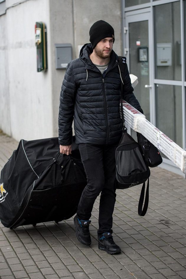 Brankář Pavel Francouz přichází na sraz hokejové reprezentace před turnajem Channel One Cup.