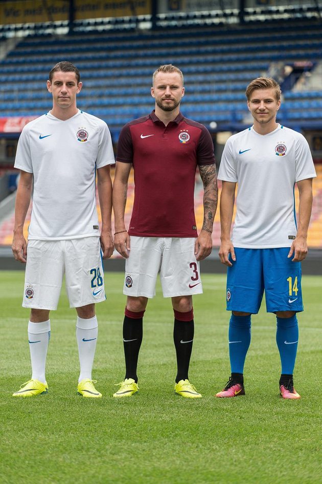Fotbalisté Sparty Praha představili dresy pro nadcházející sezónu. Zleva Ondřej Zahustel, Michal Kadlec a Martin Frýdek.