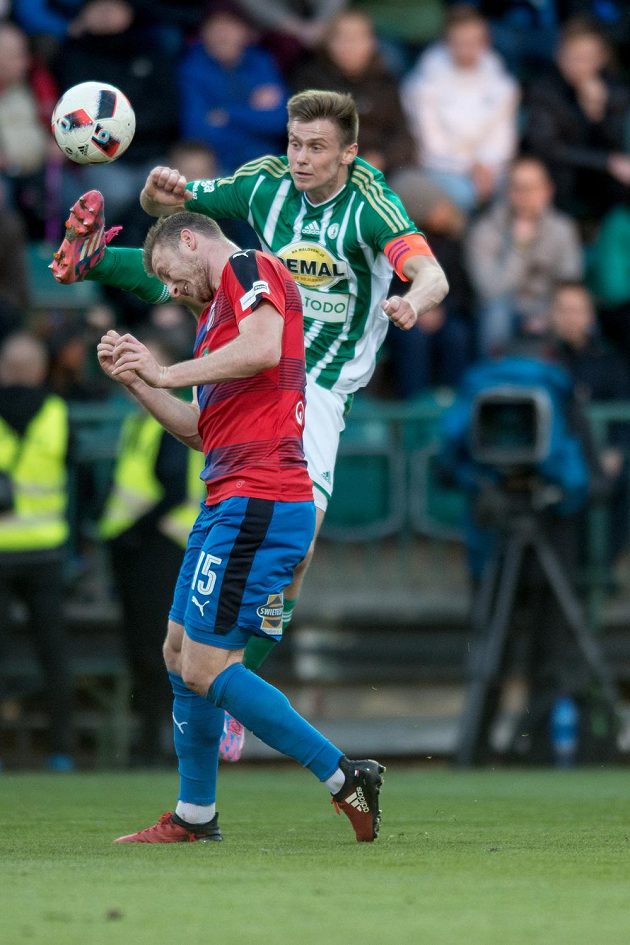 Plzeňský útočník Michael Krmenčík v hlavičkovém souboji s obráncem Bohemians Danielem Krchem.