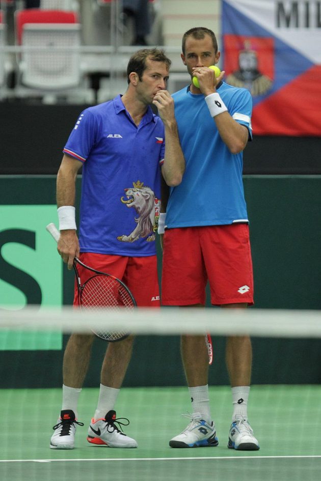 Lukáš Rosol (vpravo) a Radek Štěpánek při čtyřhře proti Francouzům Nicolasi Mahutovi a Pierreu-Huguesu Herbertovi.