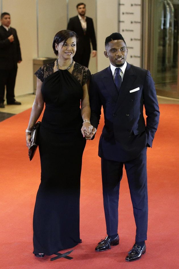 Bývalá hvězda Barcelony Samuel Eto'o se svou ženou Georgettou přišli gratulovat fotbalovému králi Messimu na jeho svatbu.