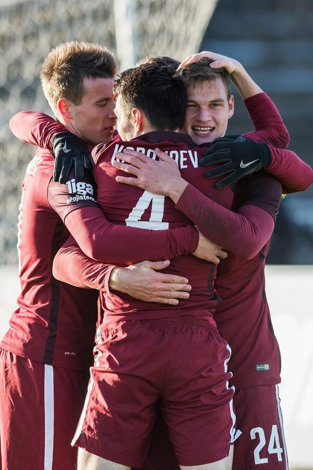 Fotbalisté Sparty Praha Lukáš Mareček, Matěj Pulkrab a Vjačeslav Karavajev oslavují gól na 2:0 v Hradci Králové.