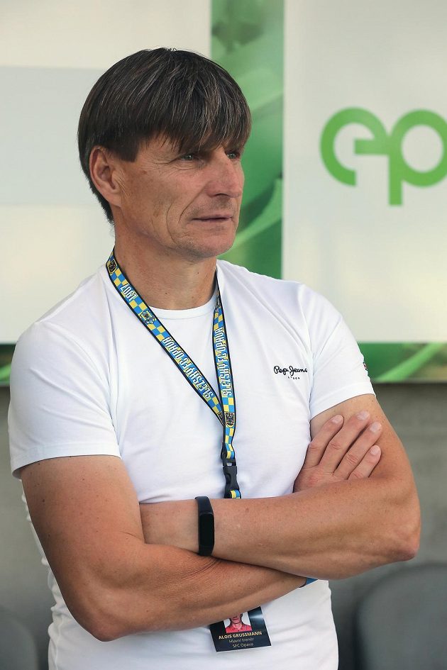 Sportovní manažer Opavy Alois Grussmann, který po odvolání kouče Ivana Kopeckého tým dočasně vede společně s asistentem Josefem Dvorníkem.