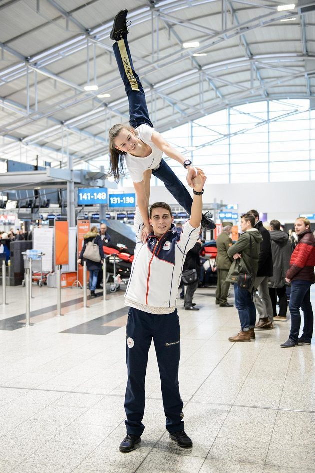 Sportovní dvojice Anna Dušková a Martin Bidař během odletu na ZOH 2018 do jihokorejského Pchjongčchangu.