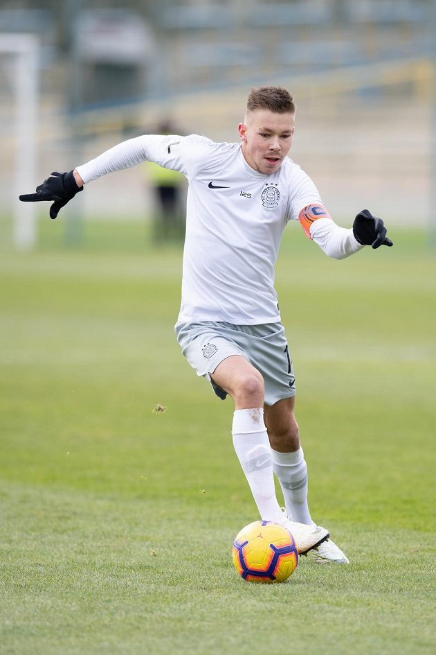 Fotbalista Dominik Plechatý ze Sparty Praha během přípravného utkání s Loko Vltavín.