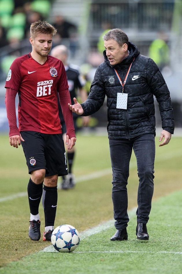 Trenér Sparty Praha Pavel Hapal udílí pokyny Martinu Frýdkovi během utkání v Karviné.
