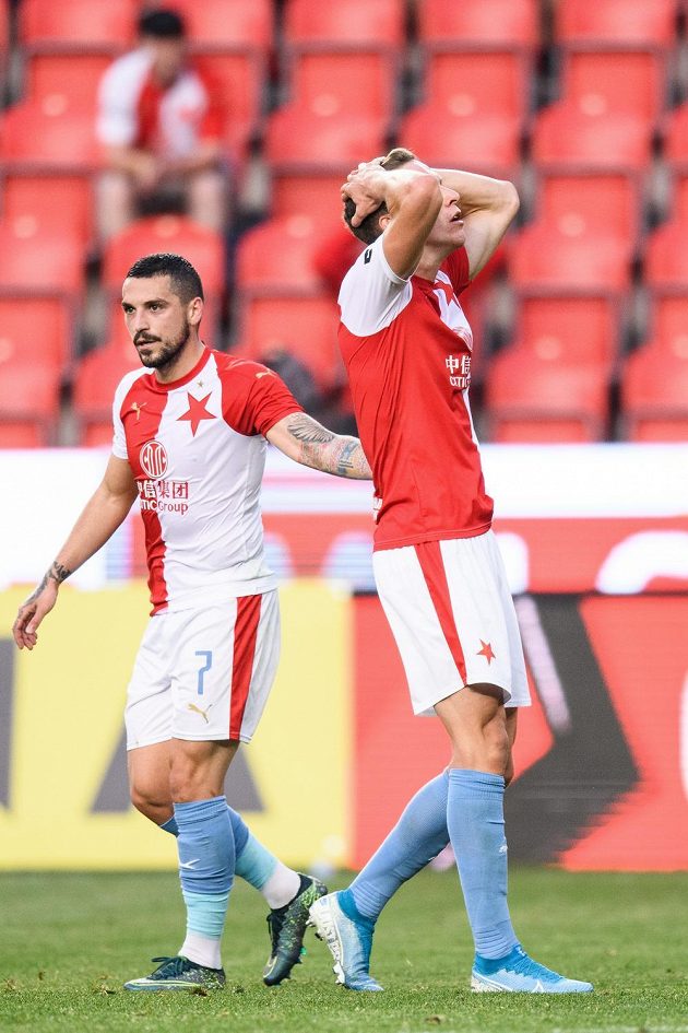 Nicolae Stanciu a Lukáš Provod ze Slavie Praha během utkání ve skupině o titul proti Plzni