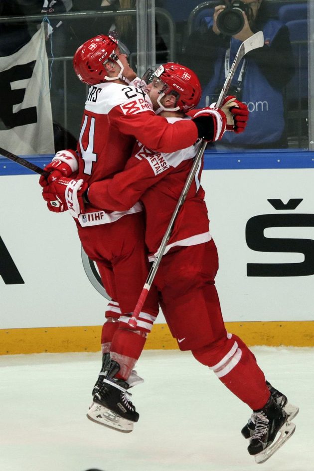 Nikolaj Ehlers (vlevo) a Nicklas Jensen se radují po výhře Dánska nad českým výběrem.