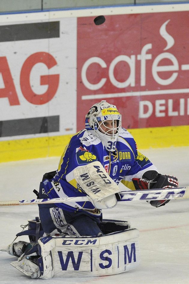 Zlínský brankář Libor Kašík zasahuje na ledě Brna v sedmém čtvrtfinálovém zápase play off extraligy.