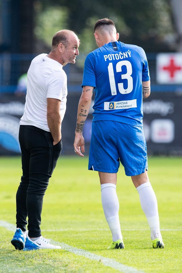 Trenér Slovanu Liberec Pavel Hoftych udílí pokyny Romanu Potočnému během utkání s Plzní.