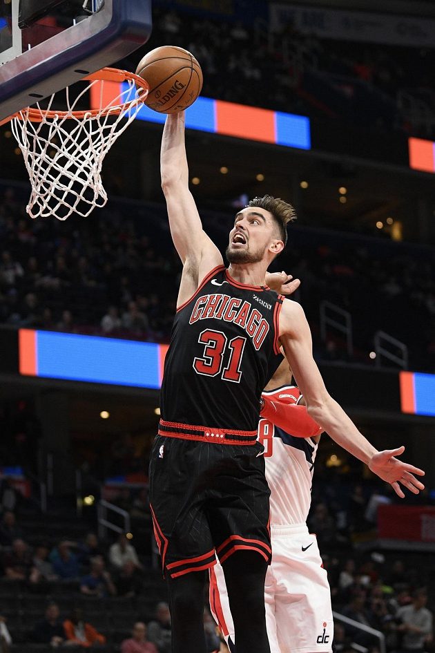 Tomáš Satoranský (31) z Chicaga zakončuje proti Washingtonu, marně se mu v tom snaží zabránit Rui Hačimura.