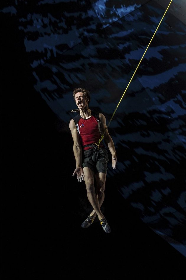 Sportovní fotografie roku 2018. Nespokojený Adam Ondra po finále MS v lezení na obtížnost. Autor: Lukáš Bíba.