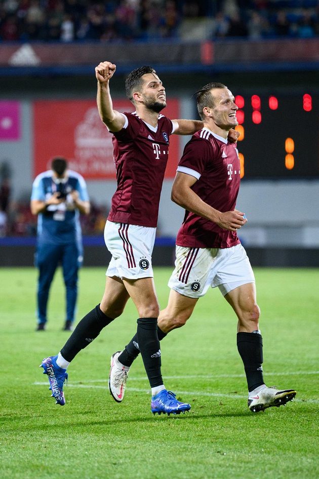 Stopeři Sparty Praha Dávid Hancko a Lukáš Štetina oslavují postup přes Rapid Vídeň.