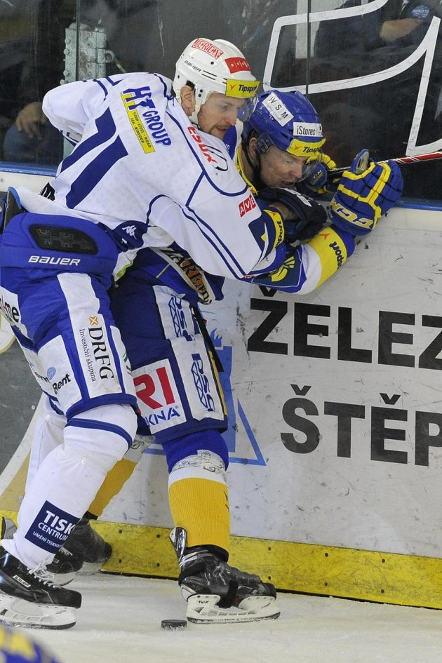 Obránce Komety Tomáš Malec (vlevo) v souboji se zlínským útočníkem Pavlem Kubišem.