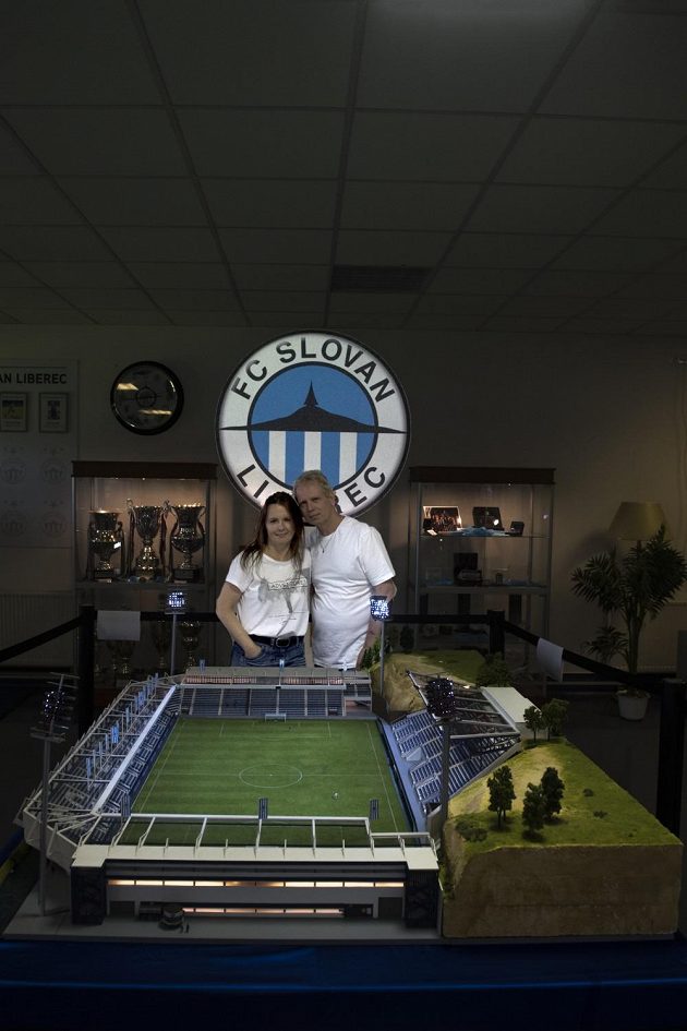 Holger Tribian se spolu se svou českou manželkou Veronikou živí modelováním fotbalových stadiónů.