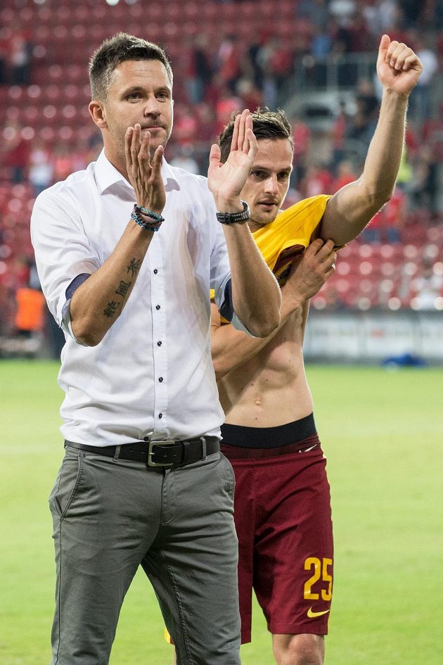 Trenér Sparty Praha David Holoubek a Mario Holek po vítězství nad Hapoelem Beer Ševa.