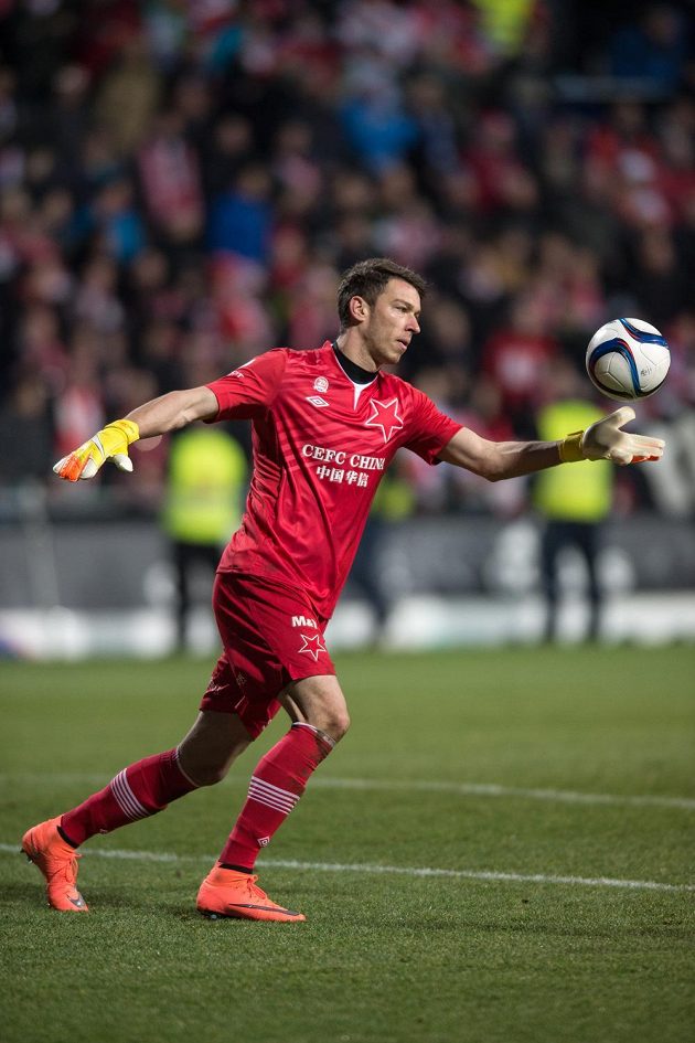 Brankář Slavie Praha Jiří Pavlenka při výkopu během zápasu v Mladé Boleslavi v Mladé Boleslavi.