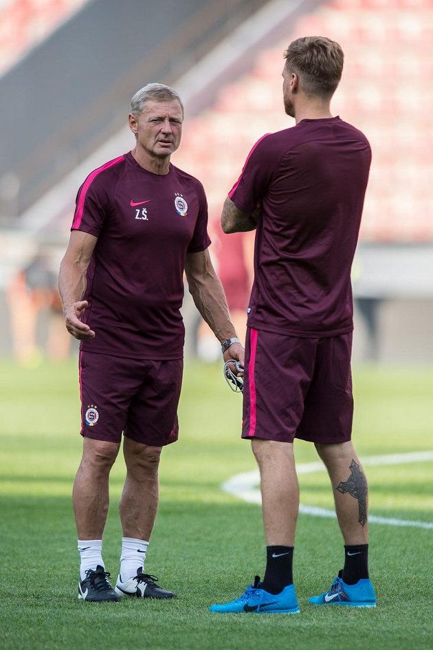 Trenér Sparty Zdeněk Ščasný (vlevo) a Radoslav Kováč se radí během tréninku. Jak dopadne úvodní vystoupení letenského celku v předkole LM?