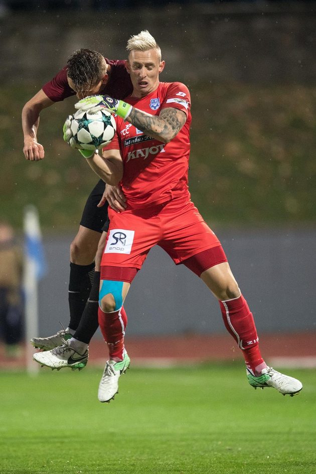 Josef Šural ze Sparty a brankář Znojma Vlastimil Veselý během utkání 3.kola MOL Cupu. Sparta vyhrála 1:0.