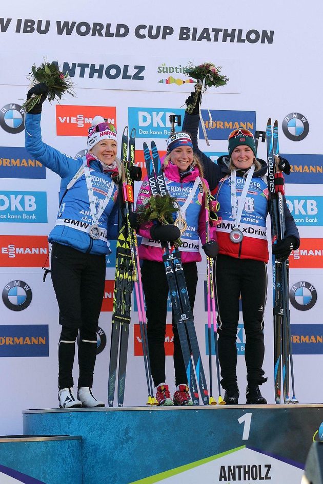 Biatlonistka Markéta Davidová vyhrála závod Světového poháru ve sprintu na 7,5 km v Anterselvě. Porazila o necelé dvě sekundy druhou Finku Kaisu Mäkäräinenovou (vlevo), třetí byla o další dvě sekundy zpět Norka Marte Olsbuová Röiselandová (vpravo).