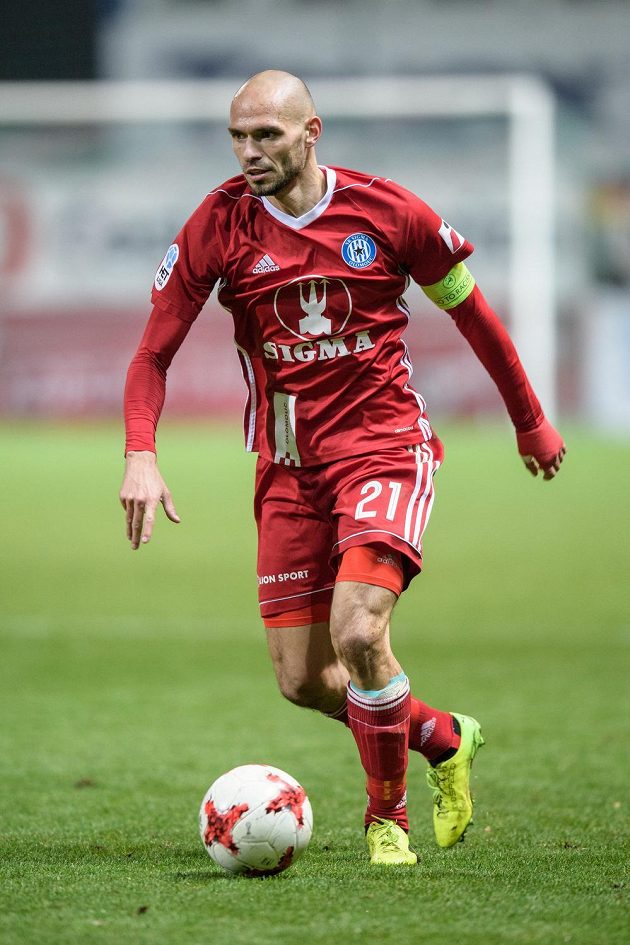Olomoucký obránce Michal Vepřek během utkání 13.kola HET ligy s Bohemians Praha 1905.