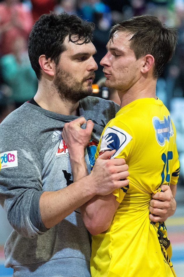 Brankář házenkářů Dukly Praha Tomáš Petržela (vlevo) a Milan Kotrč oslavují vítězství nad Antverpami ve čtvrtfinálové odvetě Challenge Cupu.