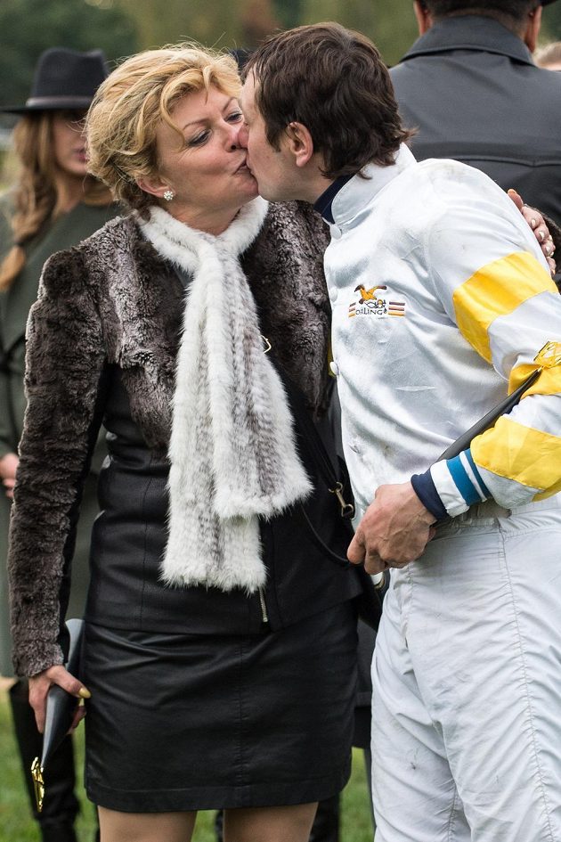 Vítěz 126. Velké pardubické žokej Jan Faltejsek a trenérka Martina Růžičková.