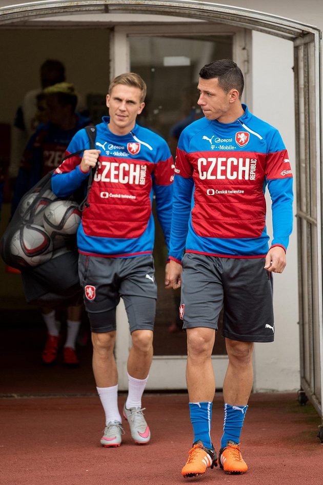 Fotbalisté Marek Suchý (vpravo) a Bořek Dočkal přicházejí na trénink fotbalové reprezentace před zápasy kvalifikace ME 2016 s Tureckem a v Nizozemsku.