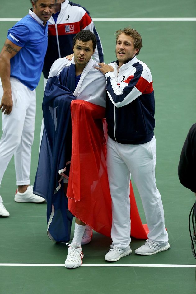 Francouzi slaví postup do semifinále Davisova poháru. Vlevo vpředu Jo-Wilfried Tsonga, vpravo Lucas Pouille.