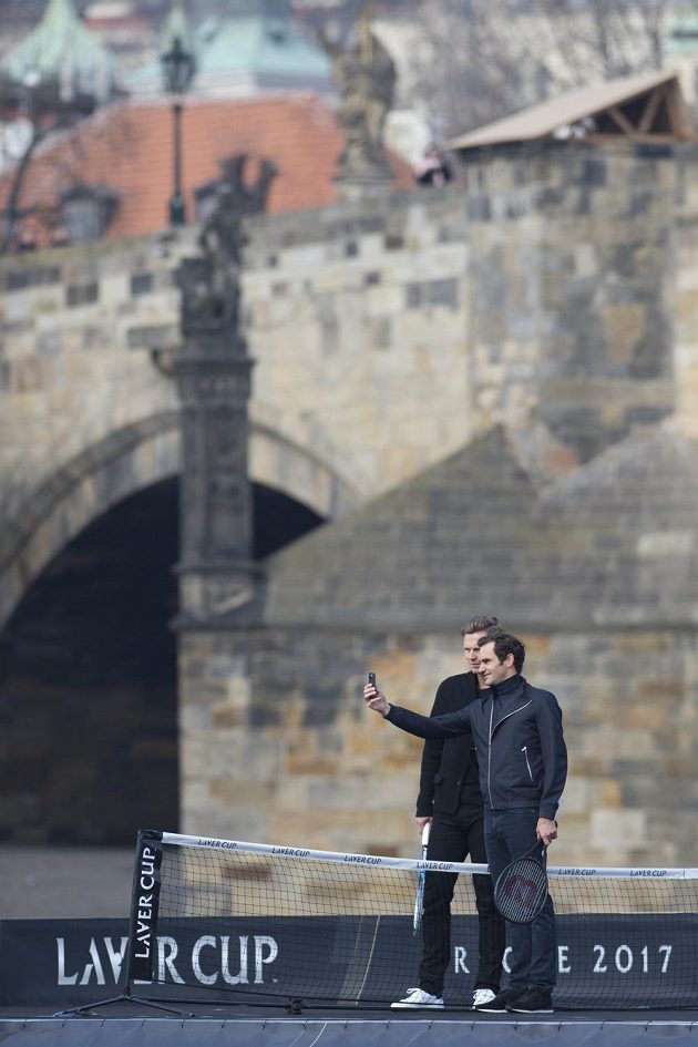 Roger Federer a Tomáš Berdych se fotografují na lodi poblíž Karlova mostu v Praze.
