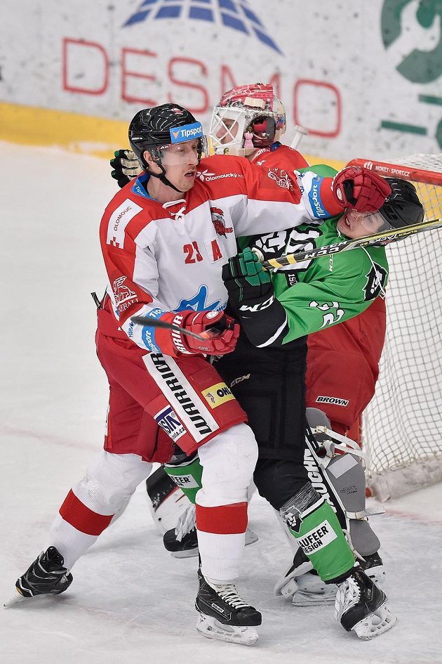 Mladoboleslavský hokejista Jakub Orsava dostal před olomouckou brankou pořádně naloženo od Jiřího Ondrůška během extraligového utkání.