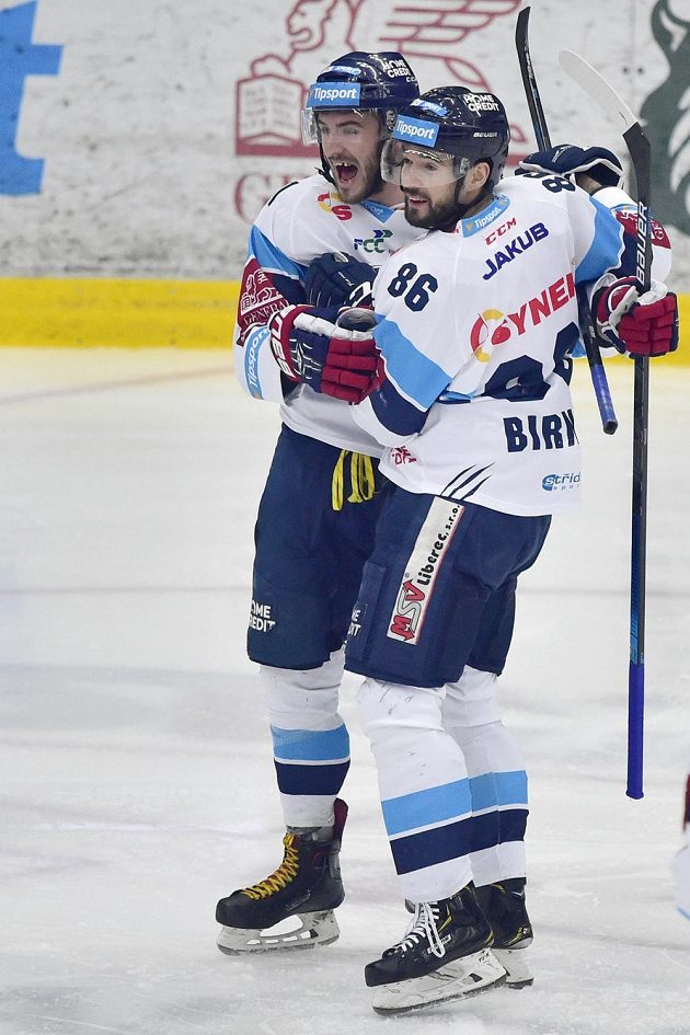 Autor prvního libereckého gólu Tomáš Filippi (vlevo) se raduje se spoluhráčem Michalem Birnerem v pátém semifinále extraligy s Kometou Brno.