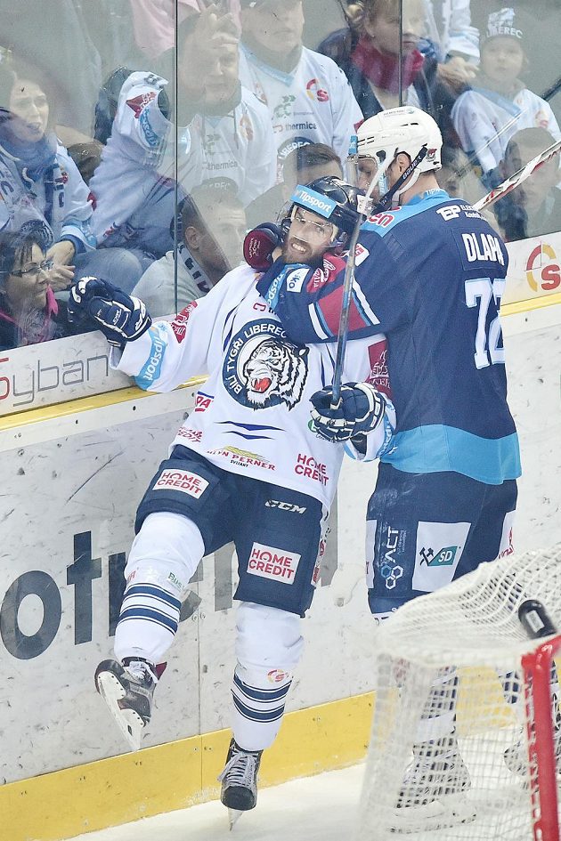 Pátý zápas semifinále play off hokejové extraligy mezi Bílými Tygry Liberec a Piráty z Chomutova byl hodně vyhecovaný. Dokázal to souboj Vladimíra Svačiny z Liberce a Ondřeje Dlapy z Chomutova.