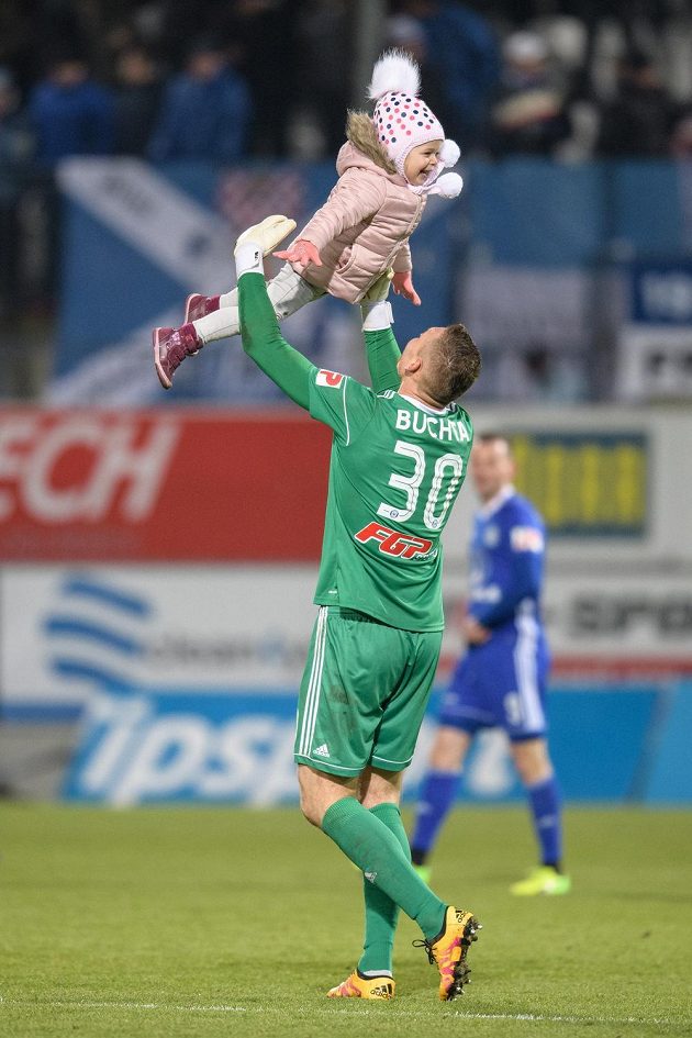 Brankář Sigmy Olomouc Miloš Buchta oslavuje s dcerou v náručí vítězství v utkání 15.kola fotbalové HET ligy. Hanáci porazili Spartu 1:0.