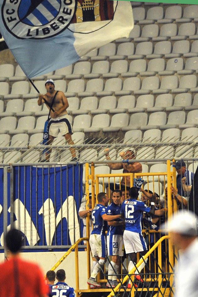 Fotbalisté Liberce se radují s fanoušky z gólu na hřišti Hajduku Split. Uprostřed jeho autor Josef Šural.