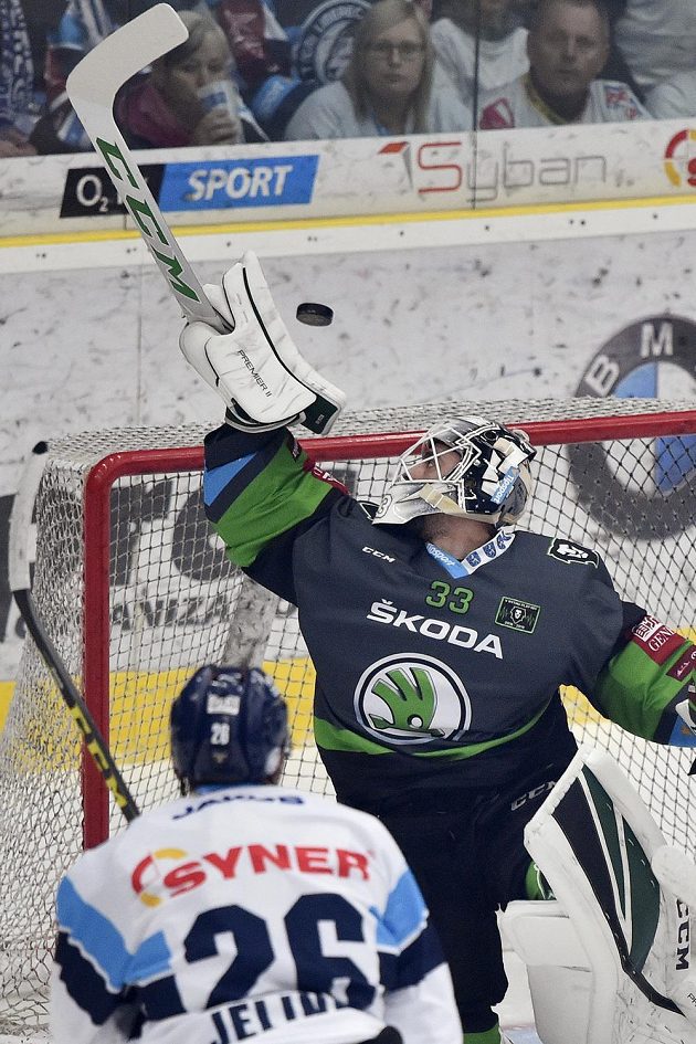Petr Jelínek z Liberce a brankář Mladé Boleslavi Jan Růžička během čtvrtfinále play off extraligy.